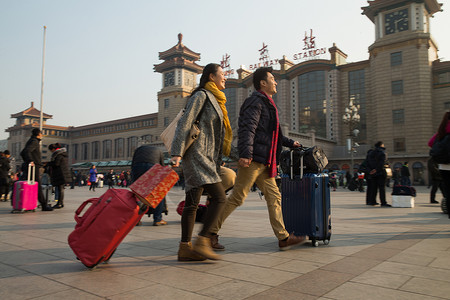 旅行者两个人休闲装青年男女在站前广场图片