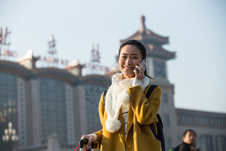 前景聚焦美女休闲装青年女人在站前广场图片