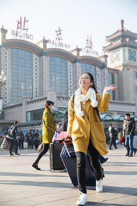 度假火车青年女人在站前广场图片
