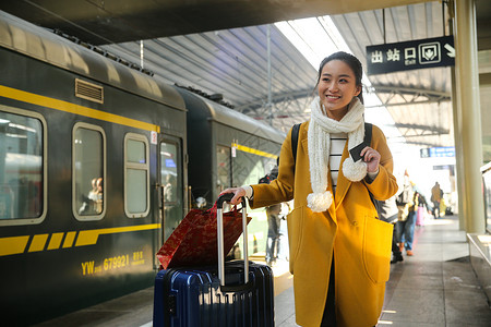 行李旅途离开青年女人在车站月台图片