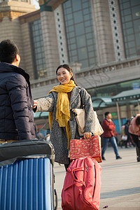 附带的人物春节旅途青年男女在站前广场图片