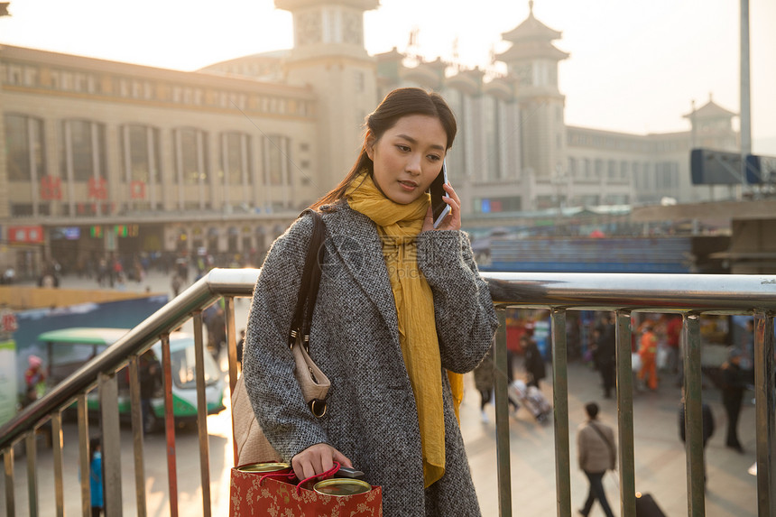 美女旅行的人行李青年女人在站前广场图片