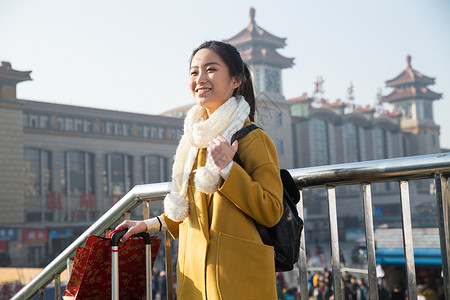白昼北京户外青年女人在站前广场图片
