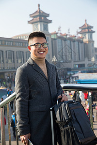 亚洲休闲装青年男人在火车站图片