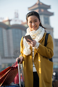 东方人幸福成年人青年女人在站前广场图片