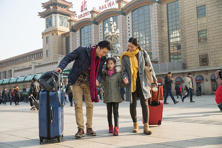 运输大楼亚洲人幸福家庭在火车站图片