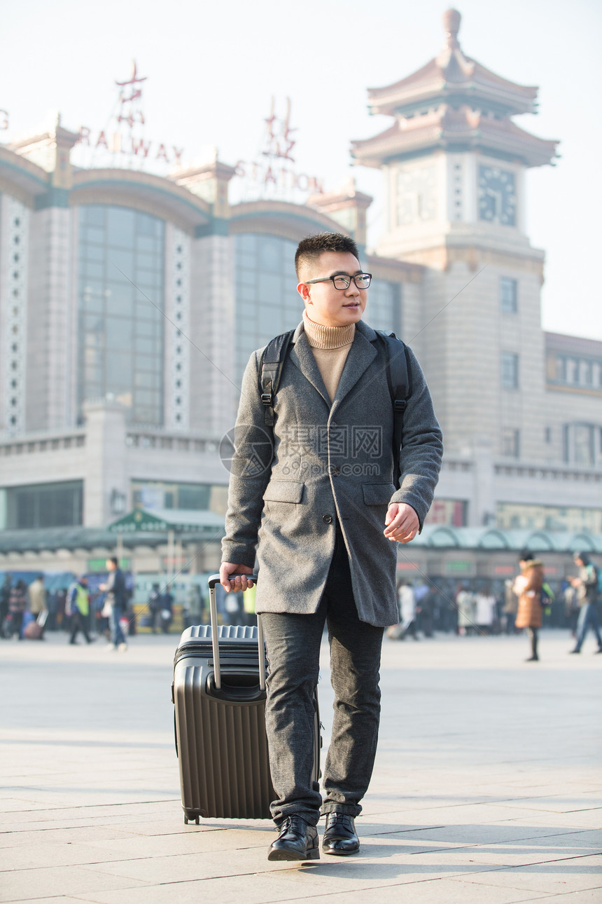 春运春节旅行青年男人在火车站图片