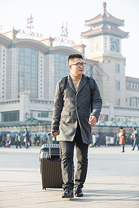 春运春节旅行青年男人在火车站图片