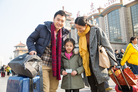 旅行的人中年人白昼幸福家庭在火车站图片