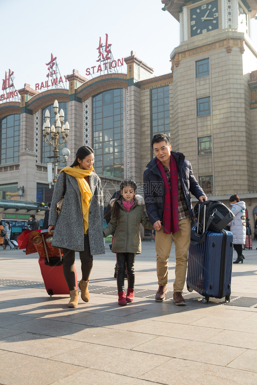 旅行的人乘客幸福家庭在火车站图片