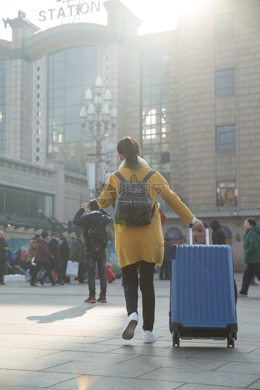 东亚日光垂直构图青年女人在站前广场图片