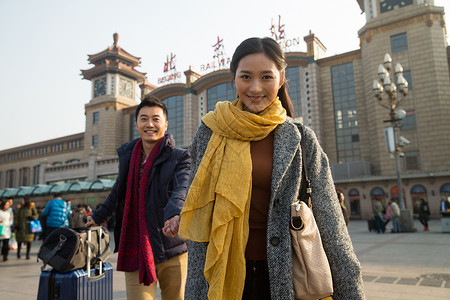 亚洲购物袋背包客青年男女在站前广场图片