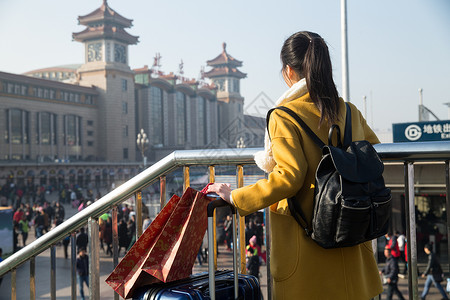 幸福北京背包客青年女人在站前广场图片