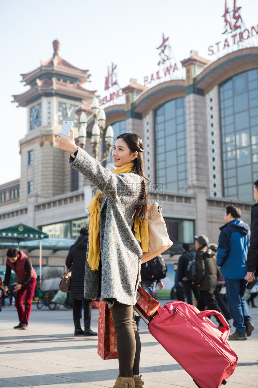 过年乘客青年女人在站前广场图片