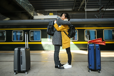 火车告别20到24岁彩色图片白昼青年情侣在火车站背景