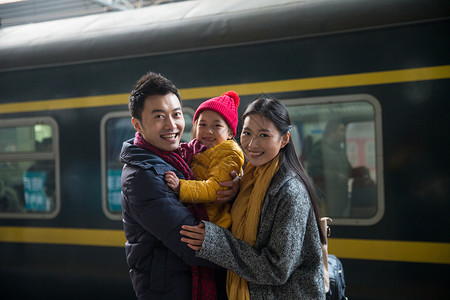 女人女儿中年人幸福家庭在车站月台图片