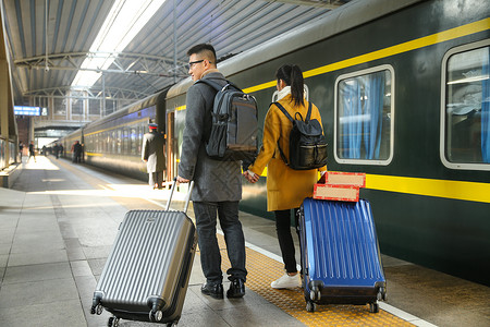 成年人旅行20到24岁青年情侣在火车站图片