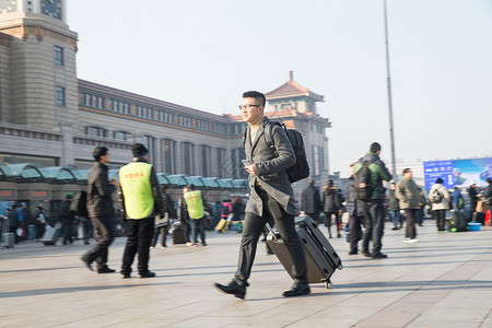 度假旅途旅行者青年男人在火车站背景图片