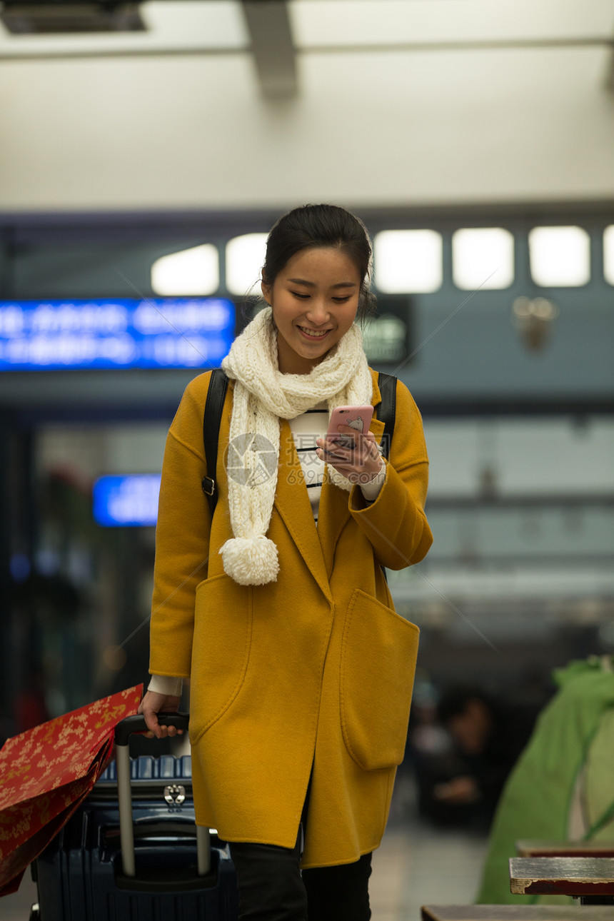 背包客等待运送青年女人在火车站图片