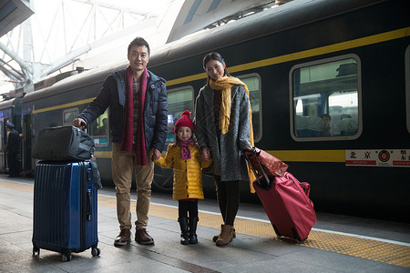 运输大楼父亲亚洲幸福家庭在车站月台图片