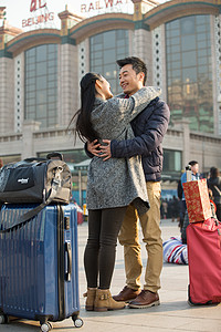 垂直构图旅行者旅行的人青年情侣在火车站图片
