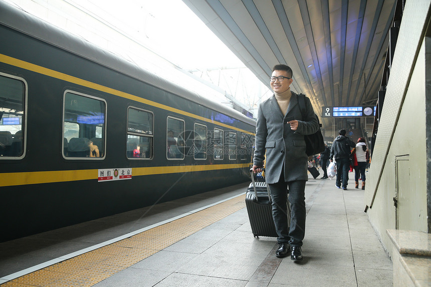 乘客站着交通运输青年男人在车站月台图片