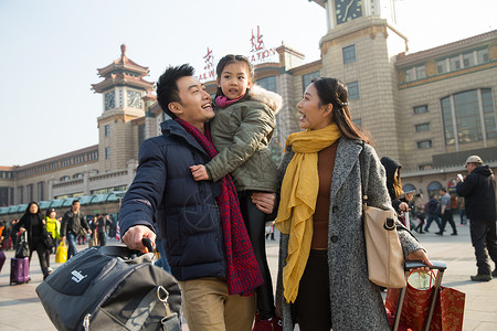 拉杆箱休闲装旅行幸福家庭在火车站图片