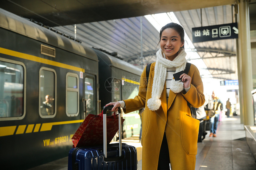 漂亮的人仅成年人青年女人在车站月台图片