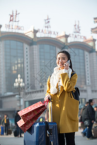 表现积极休闲装购物袋青年女人在站前广场背景图片