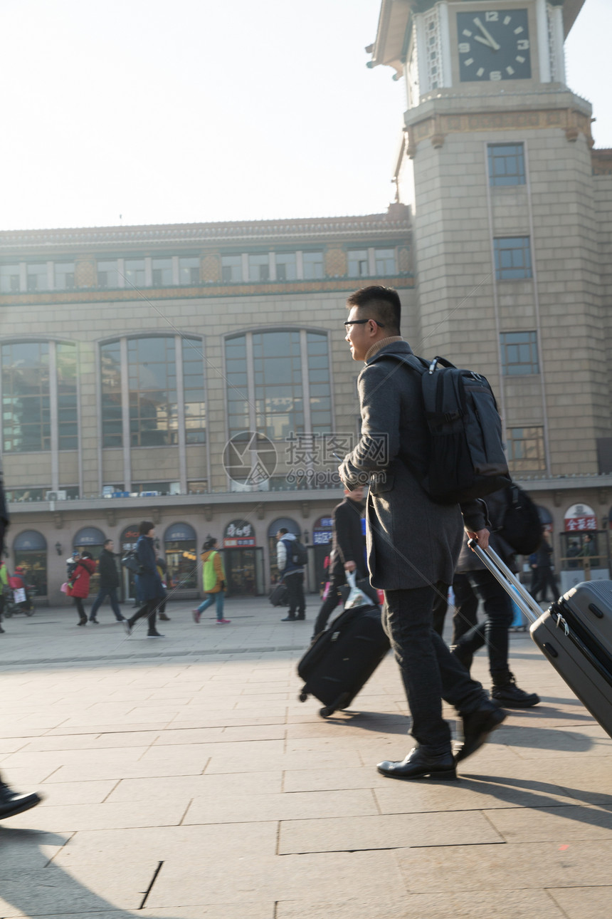 旅途日光运送青年男人在火车站图片