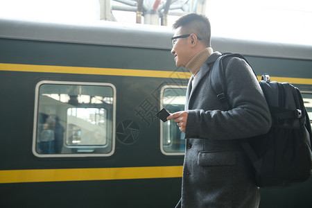 成年人眼镜青年人青年男人在车站月台图片