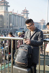 回家的路新年的火车成年人建筑回家青年男人在火车站背景