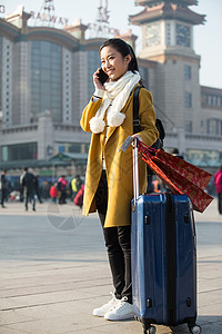 公共交通户外火车青年女人在站前广场图片