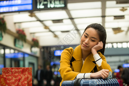 摄影候车室人青年女人在火车站图片