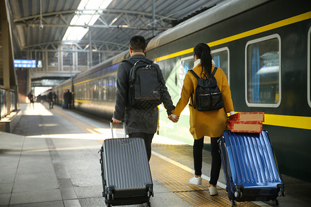 度假背包客交通青年情侣在火车站图片