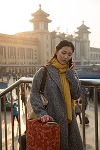 休闲装建筑成年人青年女人在站前广场图片