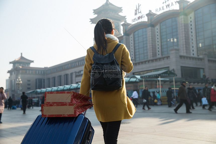 亚洲旅行回家青年女人在站前广场图片
