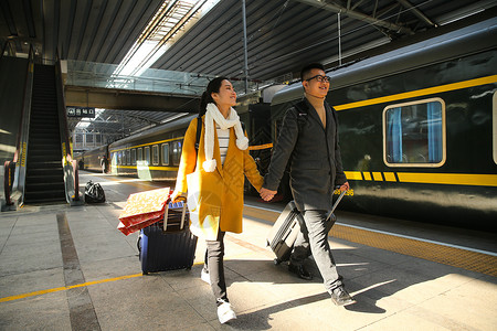车站月台回家白昼青年情侣在火车站图片