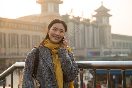 前景聚焦东亚休闲装青年女人在站前广场图片