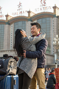 情侣在户外拥抱20到24岁拥抱白昼青年情侣在火车站背景
