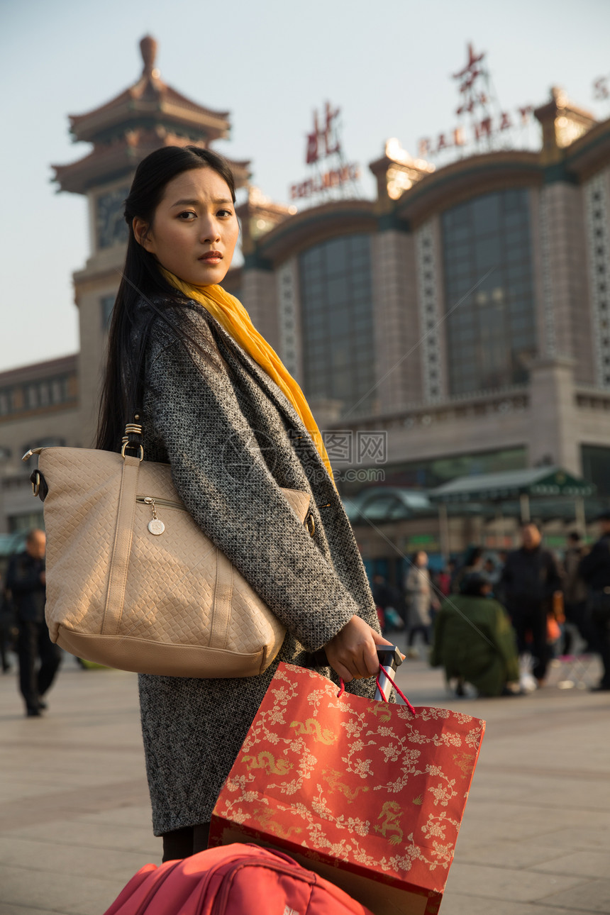 背包客前景聚焦北京青年女人在站前广场图片