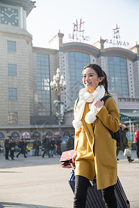 春节离开仅成年人青年女人在站前广场图片