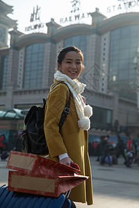 春节日光青年人青年女人在站前广场图片