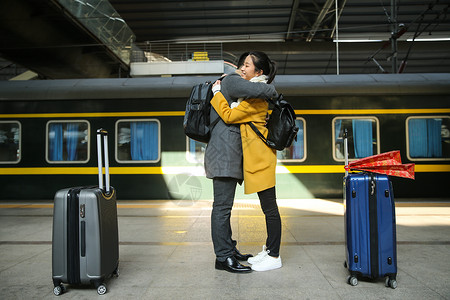 旅游摄影背包客青年情侣在火车站图片