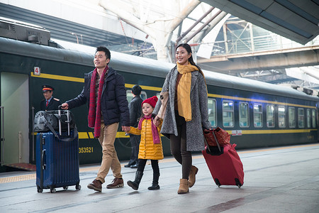 厚衣服乘客旅途幸福家庭在车站月台图片