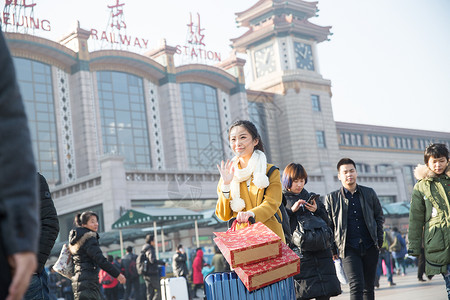 东方人拿着亚洲人青年女人在站前广场图片