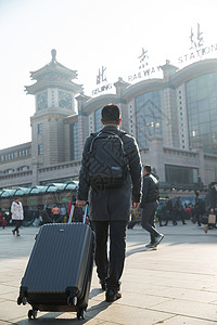 仅男人青年人日光青年男人在火车站图片