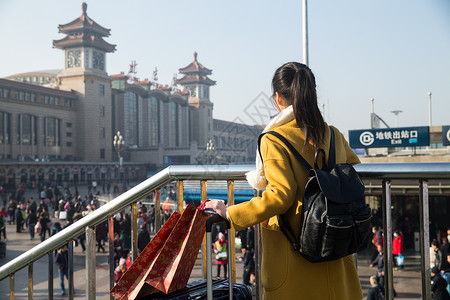 春节城市风光青年女人在站前广场图片