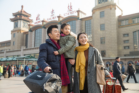 旅行的人童年白昼幸福家庭在火车站图片