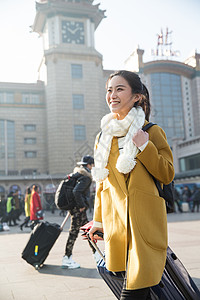 旅行者火车附带的人物青年女人在站前广场图片